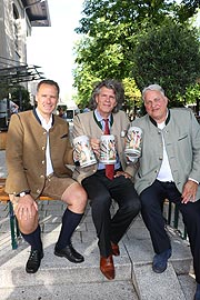 Wirtesprecher Peter Inselkammer, Künstler Maximilian Fliessbach, stellv. Wirtesprecher Christan Schottenhamel mit dem Wirtekrug 2019 (©Foto: Martin Schmitz)